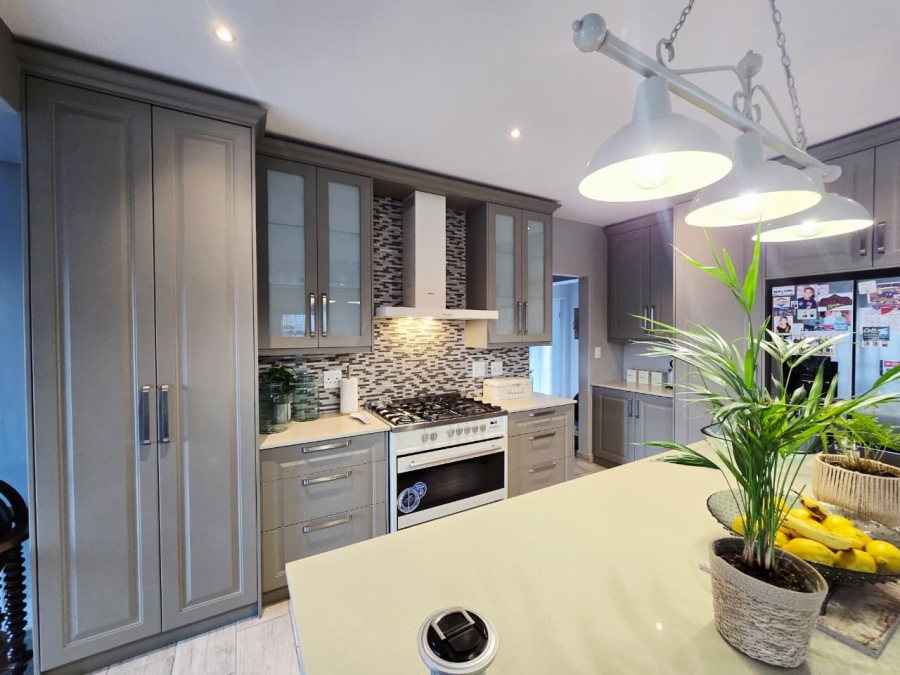 6 Bedroom Property for Sale in Glentana Western Cape